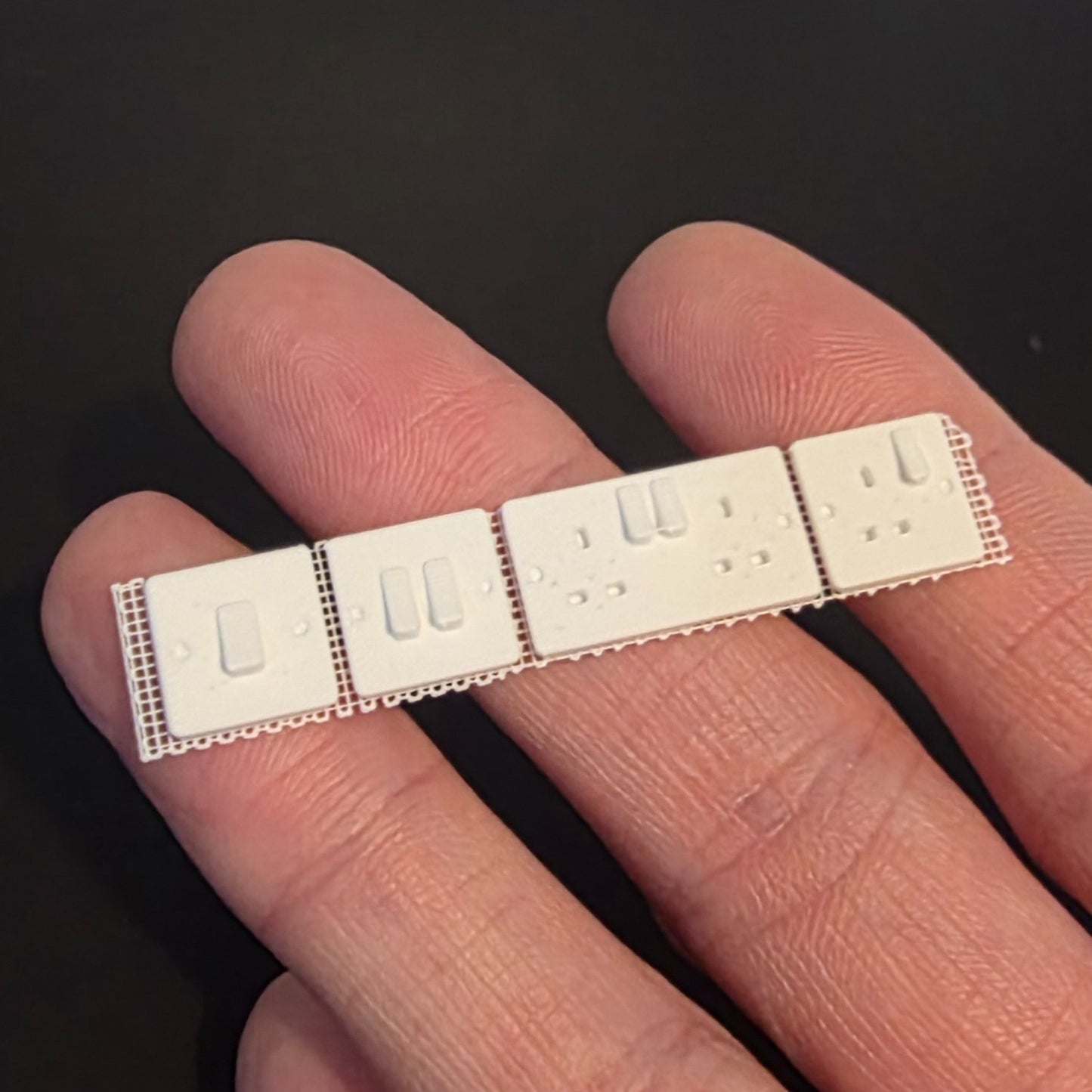 1:12 Scale Dolls House Miniature - Plug Sockets & Light Switches 5x Each 20 Qty